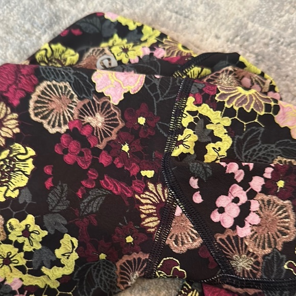 NWOT Lululemon Wunder Under Crop (Hi-Rise) 21" in Fluorolace Multi size 4 - Picture 6 of 6